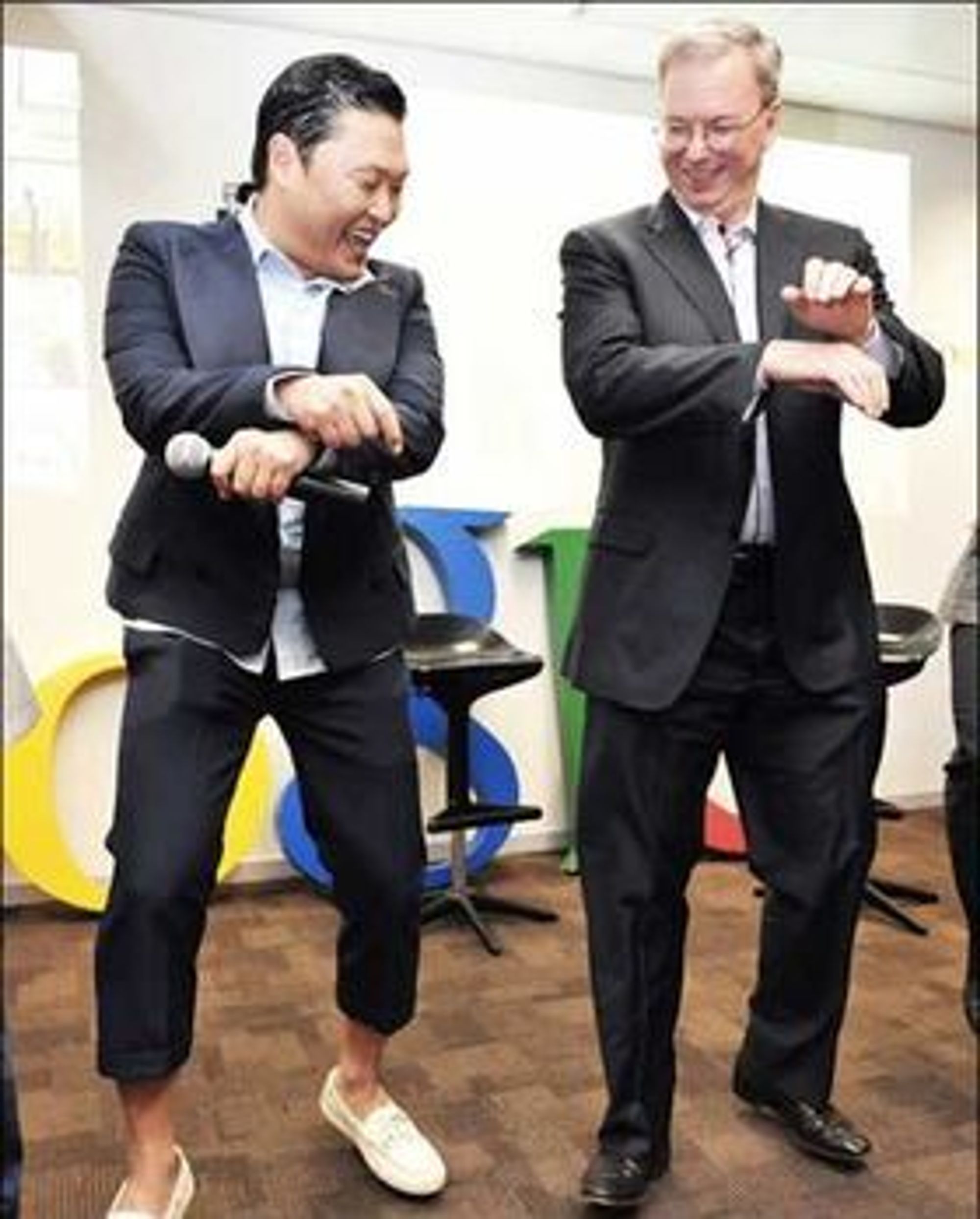 Eric Schmidt (t.h.) og artisten PSY danser Gangnam Style hos Google i Sør-Korea