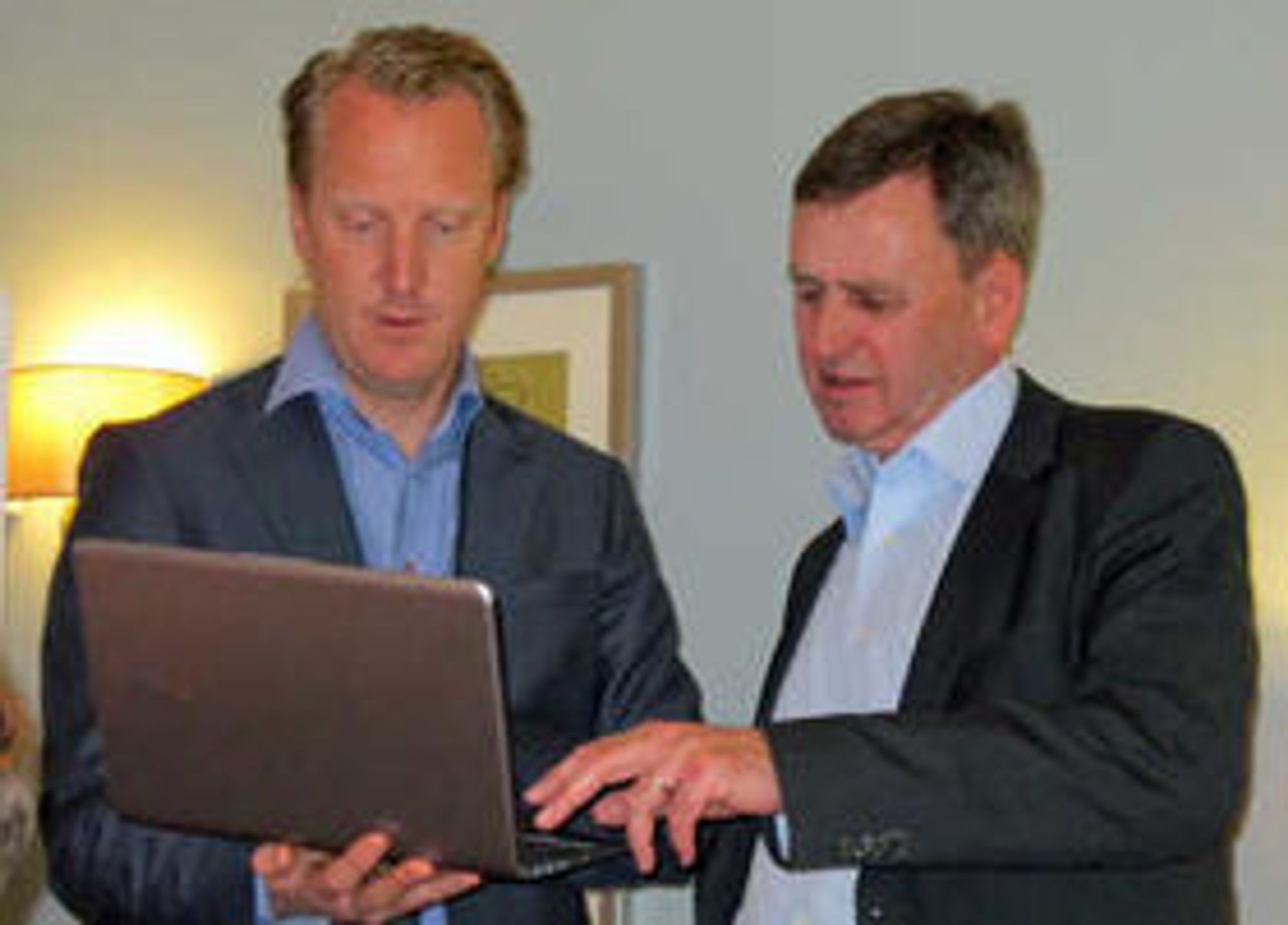 Anders Huge (tv) og Jan Ö–stling i Intel Sweden mens de demonstrerer en UltraBook.