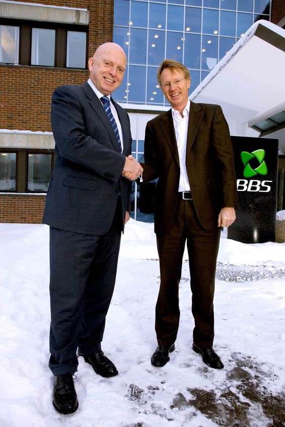 Kjell-Erik Tenold (t.v) i Fujitsu og adm. dir. Ola Forberg i BBS gratulerer hverandre med kontrakt til 170 millioner kroner.