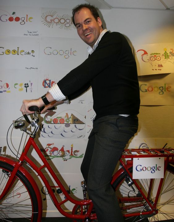 Googles lokaler har mengder av håndtegnede logoer hengende på veggene i selskapets lokaler, mange av dem tegnet av barn. Her demonstrerer Knut Magne Risvik Googles interne sykkel.