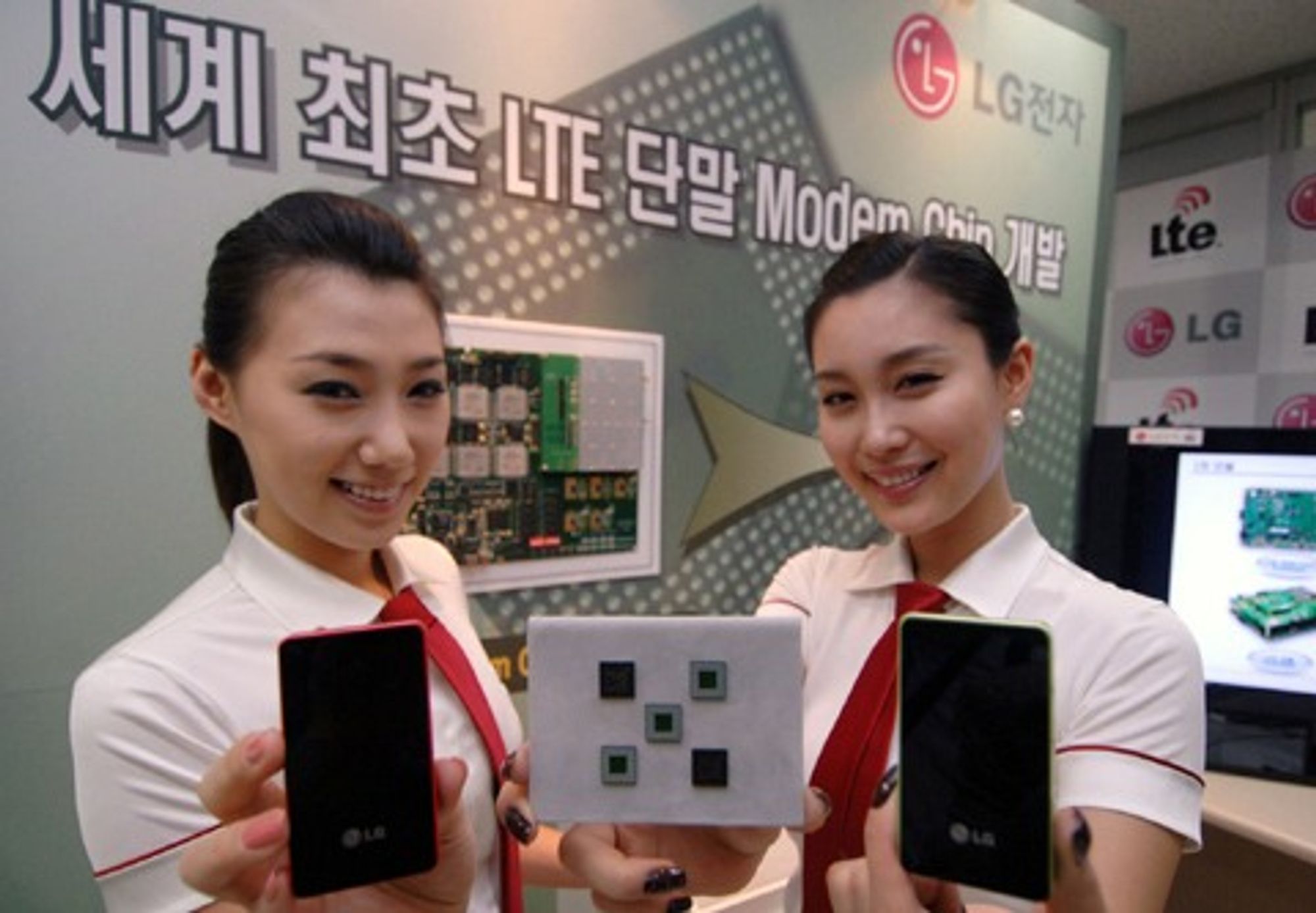 Representanter for LG Electronics med LTE-modembrikker og -mobiler.