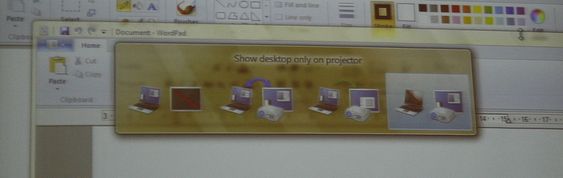 Trykk Windows-knappen og P for å koble til projektoren.