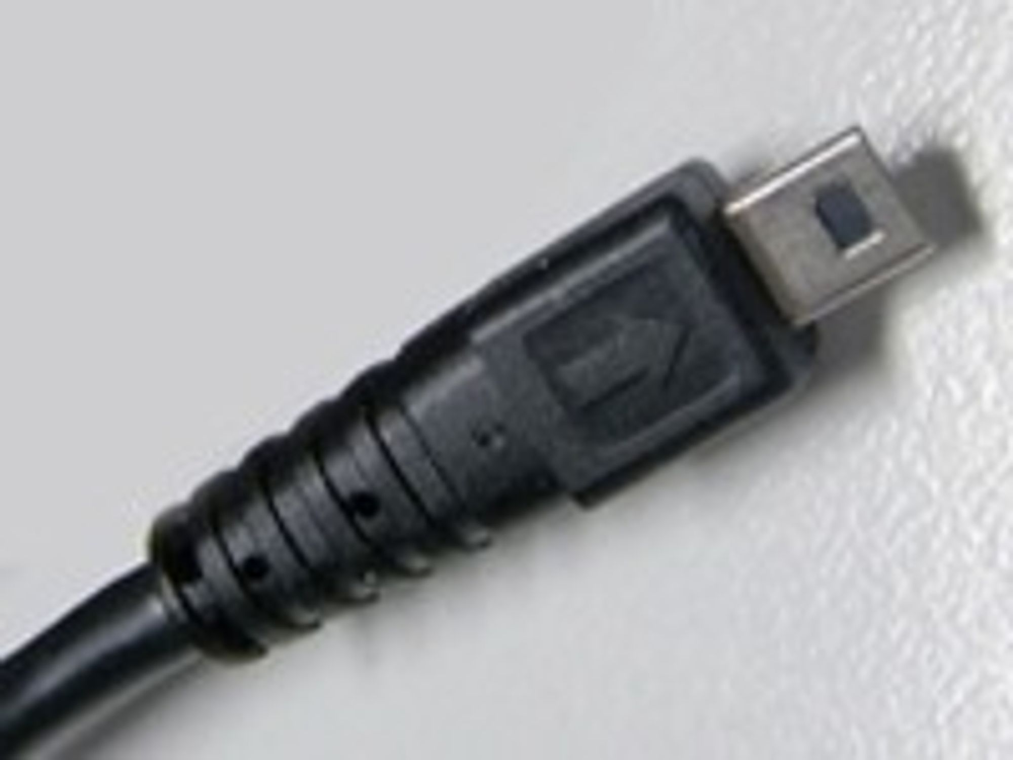Mobiltelefonprodusentene er forlengst enige om å legge om til Micro USB som standard plugg for mobilladere.
