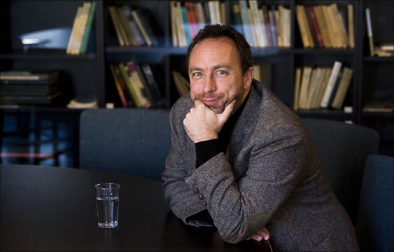 Wikipedia-gründeren forbindes vanligvis ikke med innhold utgitt på papir, noe møterommet på Litteraturhuset i Oslo var fullt av.