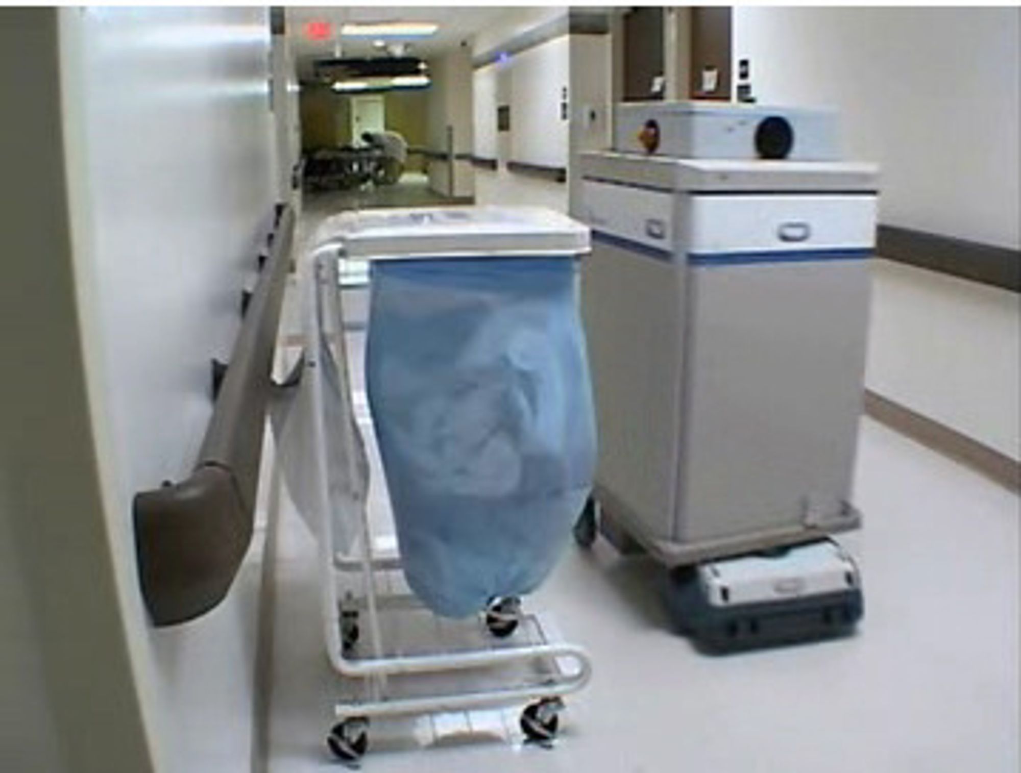 BBC opplyser ikke om hvem som leverer robotene til Forth Valley-sykehuset. Bildet er hentet fra den amerikanske leverandøren Aethon, og viser en av deres helseroboter i aksjon i et amerikansk sykehus.