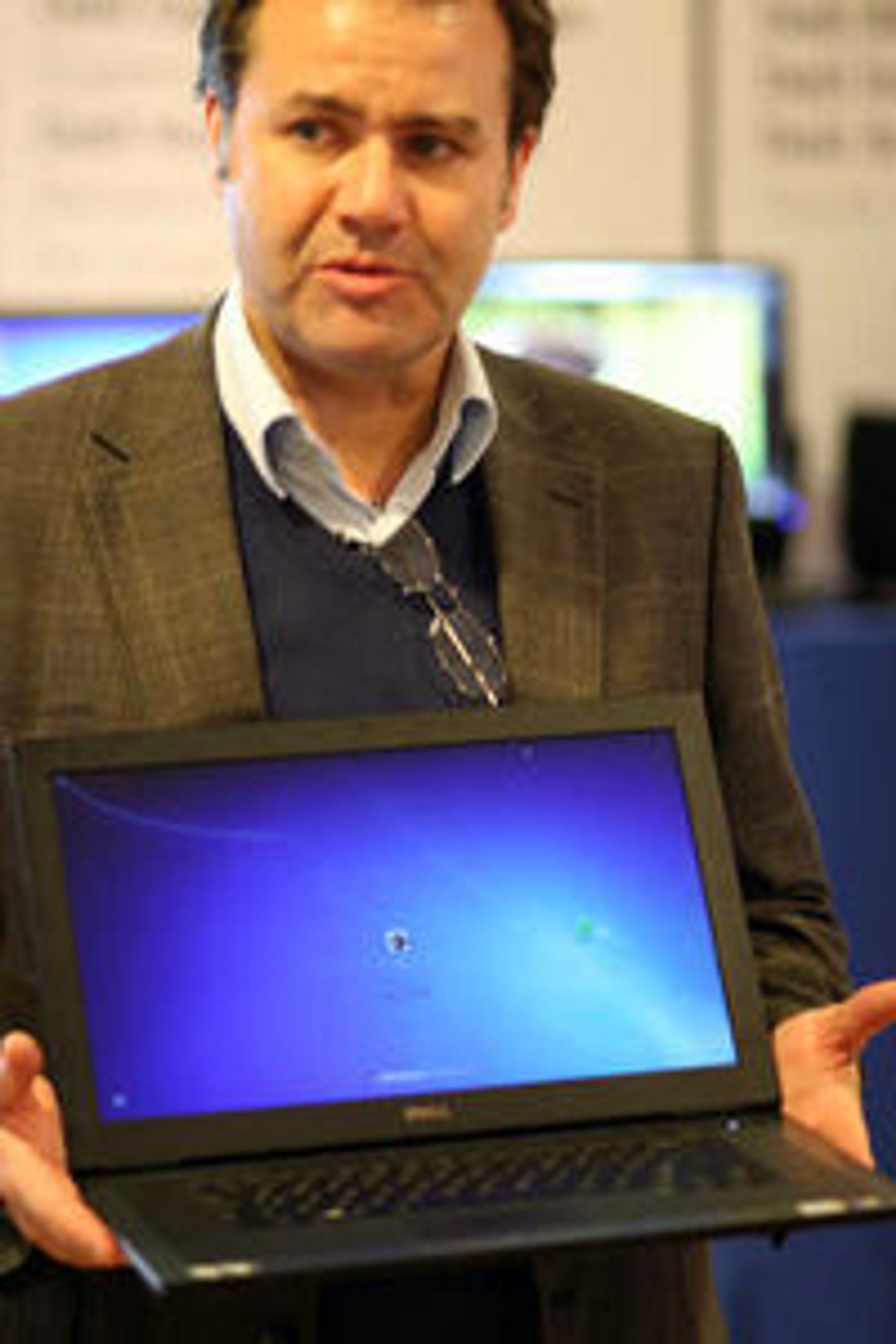 Produktsjef David Hall i Dell Norge viser frem en av de mange modellene de tilbyr med Windows. Han har merket seg økt interesse for Linux, men har foreløpig få modeller å tilby.