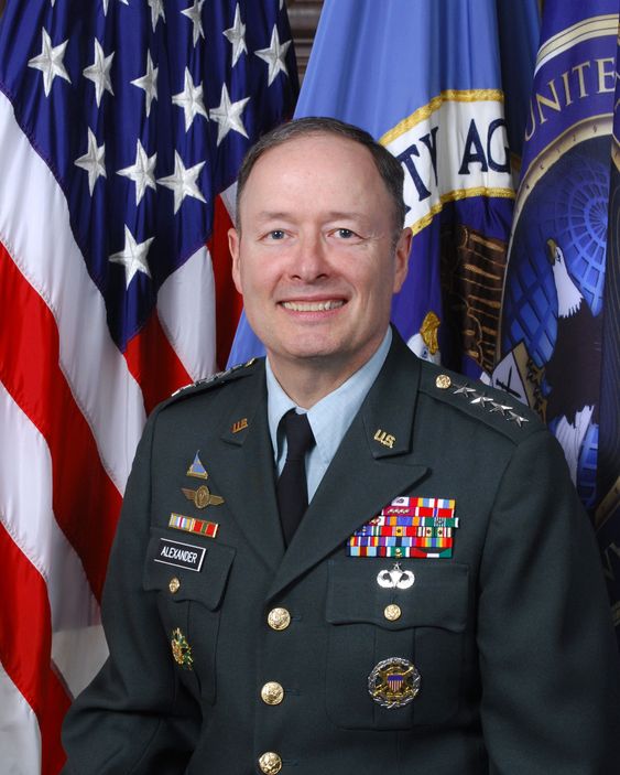 General Keith Alexander leder både Cyber Command og etterretningsorganisasjonen NSA (National Security Agency).