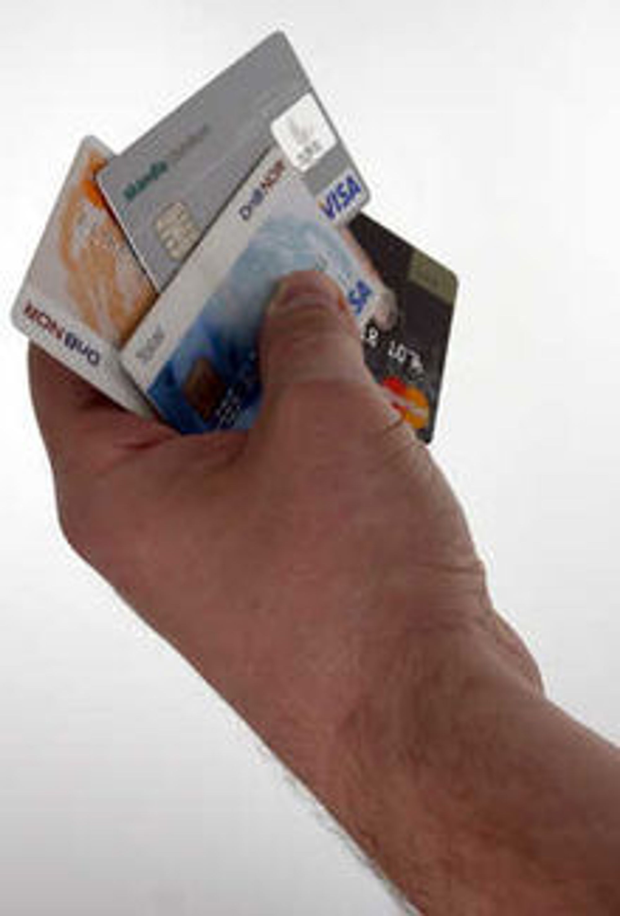 Lett å kopiere: Alle bankkort i Norge leveres nå med chip. Samtidig leveres de med magnetstripe, og dermed er kortet like lett å kopiere som tidligere, ifølge Forbrukerrådet.