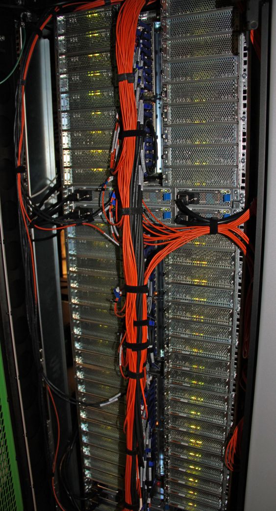 Vilje har 19,5 slike rack, hver med 72 noder. Hver node har 16 prosessorkjerner og 32 gigabyte med minne.