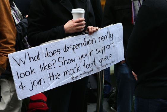"Hvordan ser desperasjon egentlig ut? Vis din støtte og delta i denne liksom-matkøen" sto det på en plakat i Sydney. Der hadde hundrevis av Apple-kunder stilt seg opp i håp om å sikre seg et eksemplar. En av dem var Steve Wozniak - en av Apples gründere.