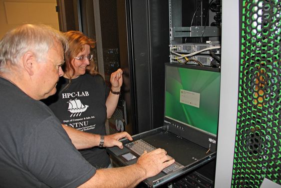 Systemadministrator Arve Dispen logger seg inn på terminalen til Vilje. I innloggingsvinduet går det klart fram at superdatamaskinen kjører SUSE Linux. Ved siden av Dispen står sjef for HPC-laben, Anne Cathrine Elster.