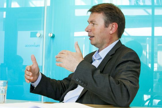 - Politikerne i Norge har ikke noe å skamme seg over, mener Accenture-sjefen som sammenligner norske og internasjonale forhold.