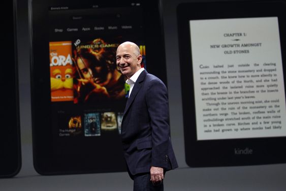 Vil selge innhold: Jeff Bezos med nye Kindle Fire HD og lesebrettet Kindle Paperwhite i bakgrunnen.