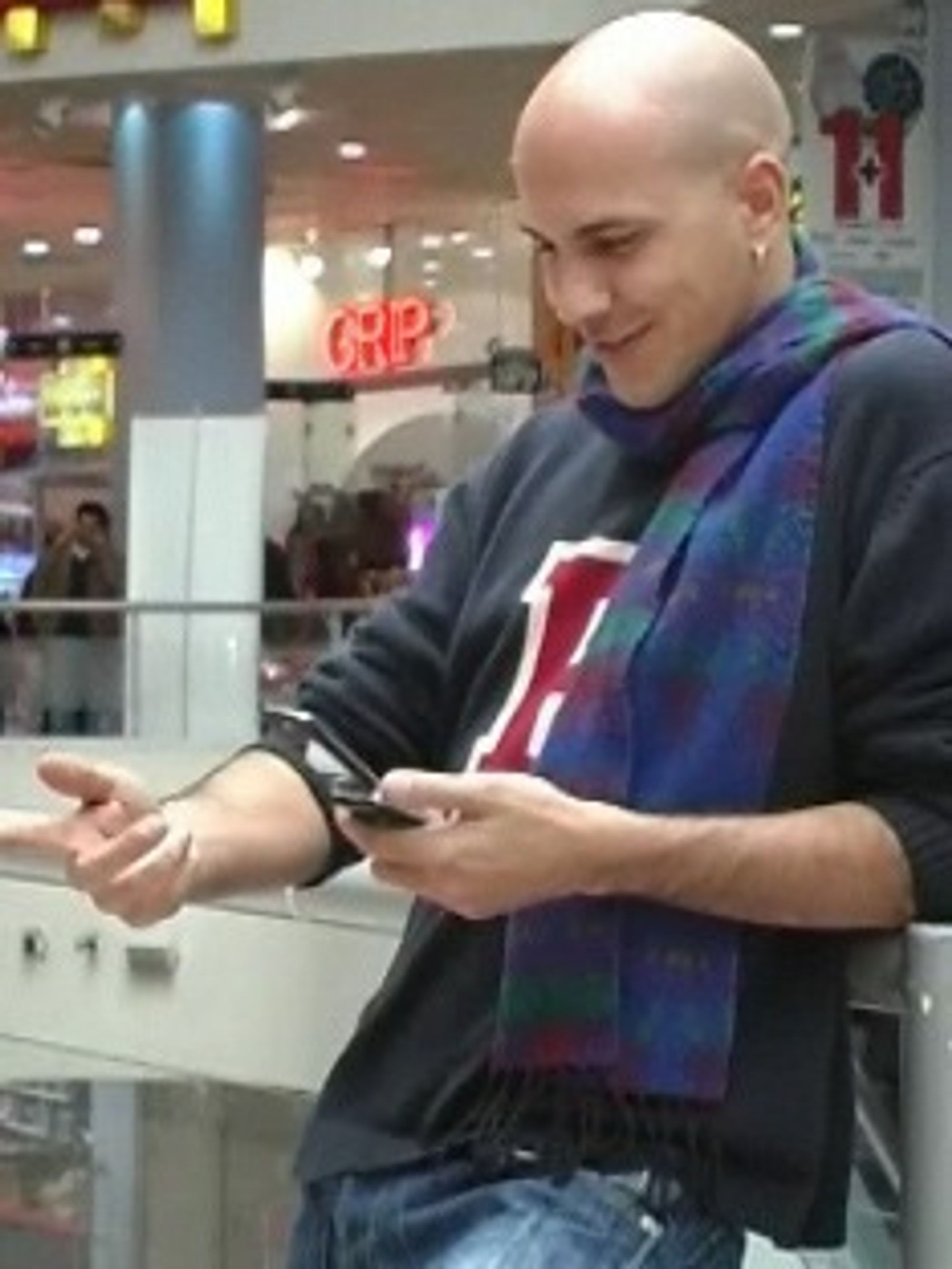 Mobilbrukeren benytter hånden foran kameraet til å styre mobilen.