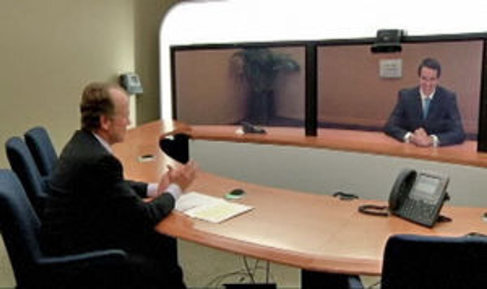John Chambers og Fredrik Halvorsen bruker Cisco-utstyr i den offisielle videoen om Ciscos kjøp av Tandberg.