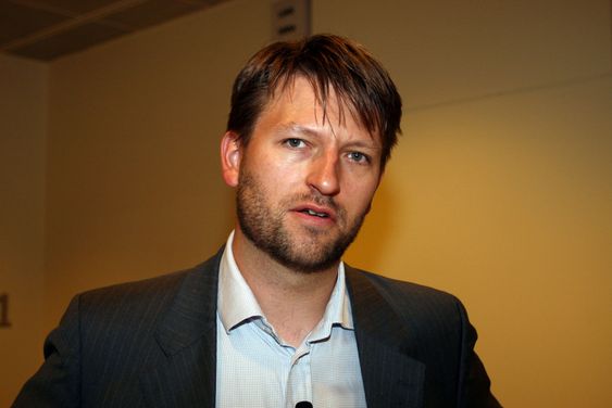 - Et paradoks at regjeringen har godkjent ODF versjon 1.1, som ikke er ISO-godkjent, og samtidig utelater den ISO-godkjente standarden OOXML, sier Microsofts Eirik Lae Solberg.