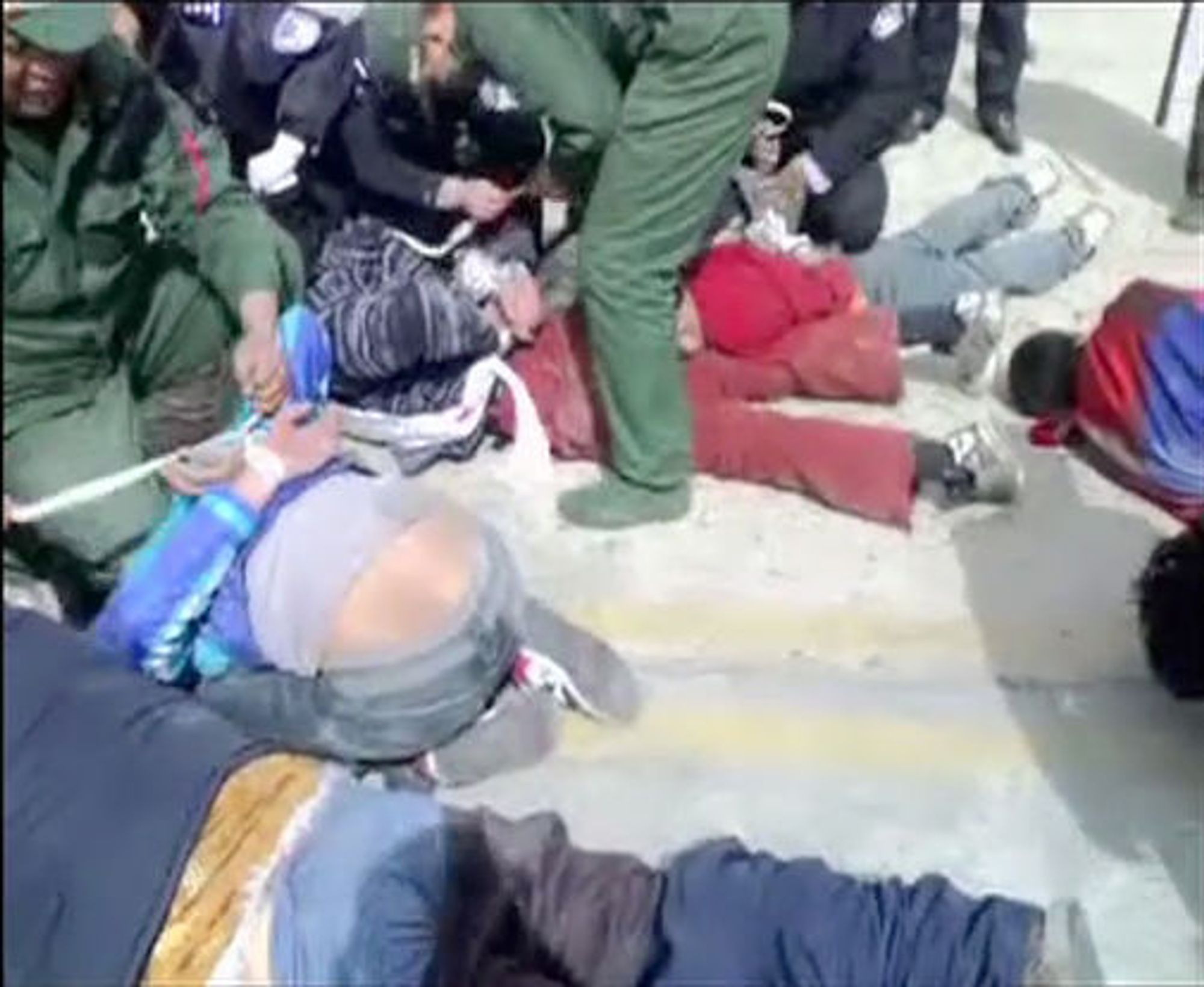 Den tibetanske eksilregjeringen har lagt ut videoer som skal vise mishandling av demonstranter i Tibets hovedstad Lhasa.