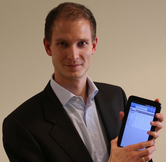 Edgeir Vårdal Aksnes, utviklingssjef i Visma Unique, er stolt over å kunne vise fram den nye skoleløsningen på  med nettbretett Samsung Galaxy Tab.