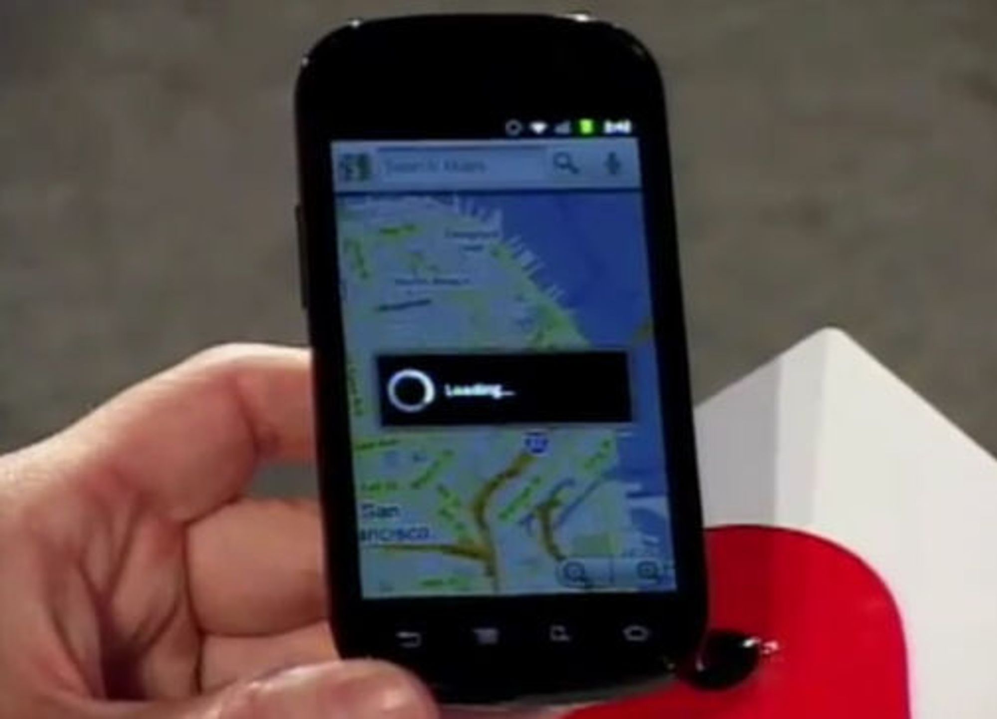 Google-sjef Eric Schmidt viser fram kommende smartmobil basert på Android "Gingerbread". Trolig er det snakk om mobilen Mulig Samsung Nexus S.
