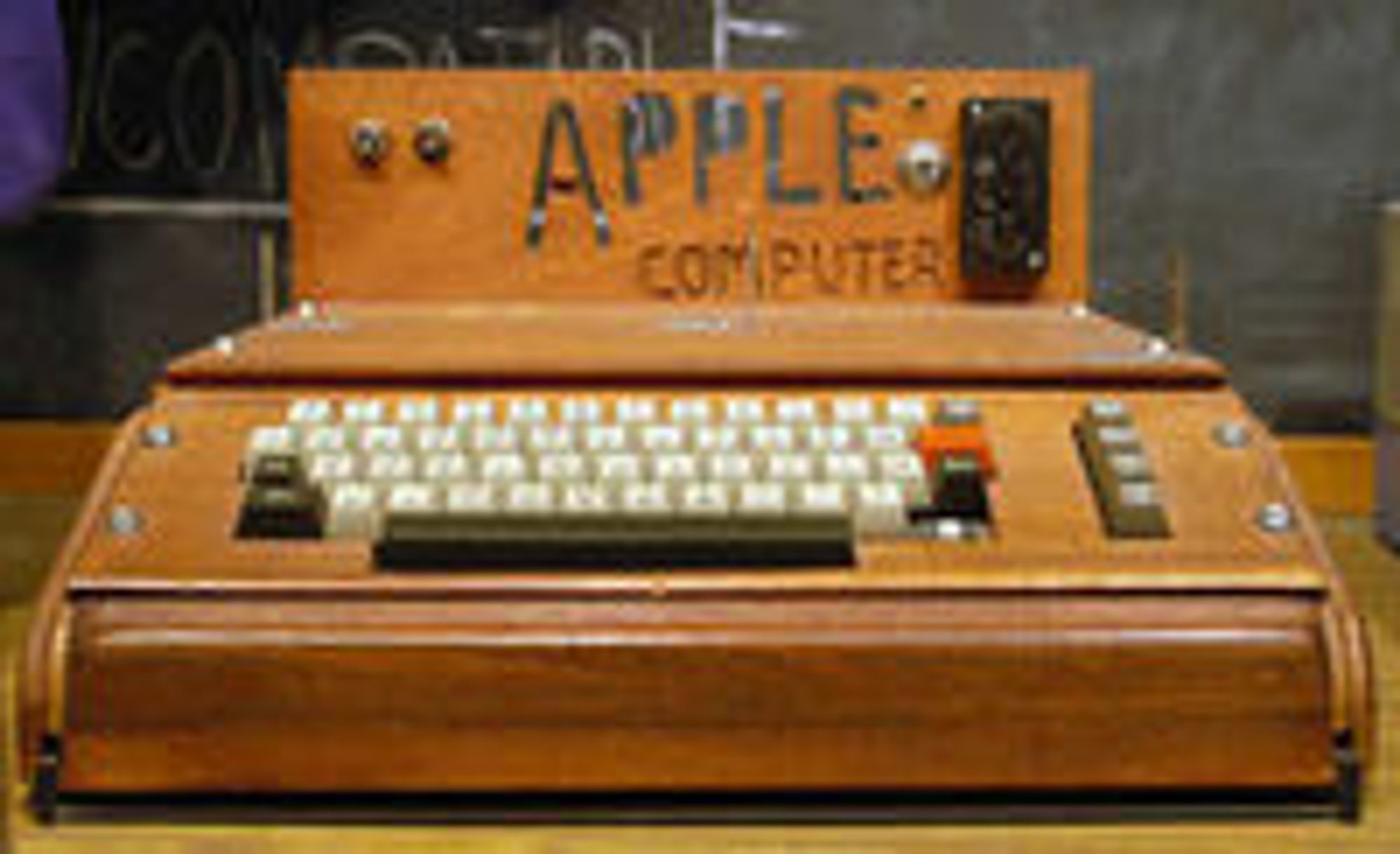 Apple I ble levert uten kabinett. Her en modell med hjemmesnekret kasse som står utstilt på museet Smithsonian.