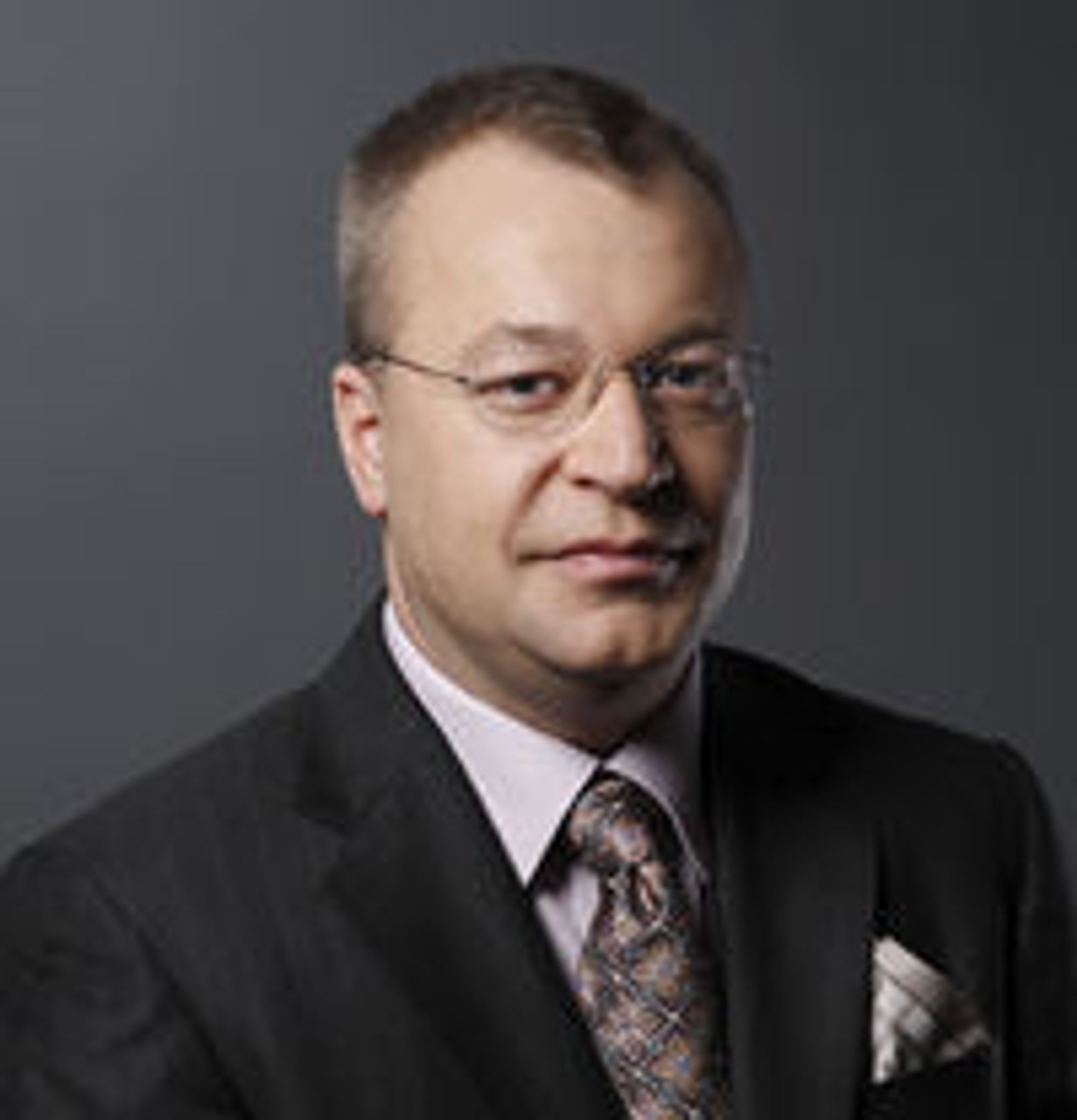 Stephen Elop er i dag sjef for «Business Division» i Microsoft. Han har tidligere hatt lederoppgaver i Juniper, Adobe og Macromedia. Han er kanadisk statsborger, og er utdannet i informatikk og ledelse ved McMaster University i Hamilton.