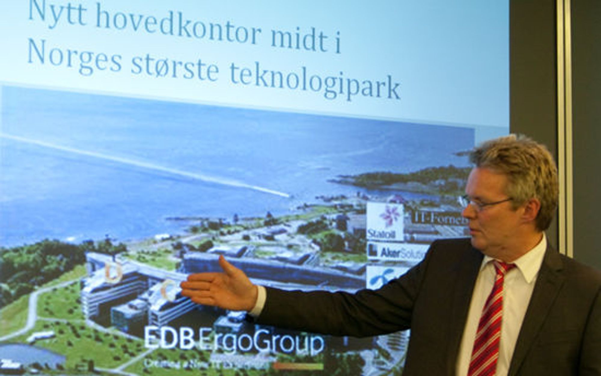 Terje Mjøs viser frem sitt nye hovedkvarter i Telenor-byggets fløy A, B og C.