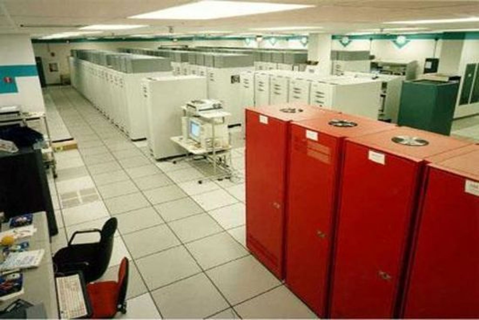 Superdatamaskinen ASCI Red til Sandia National Laboratories ble i 1997 verdens første datamaskin til å levere en ytelse på mer enn 1 teraflops. Dagens kraftigste superdatamaskin er mer enn 10 000 ganger kraftigere.