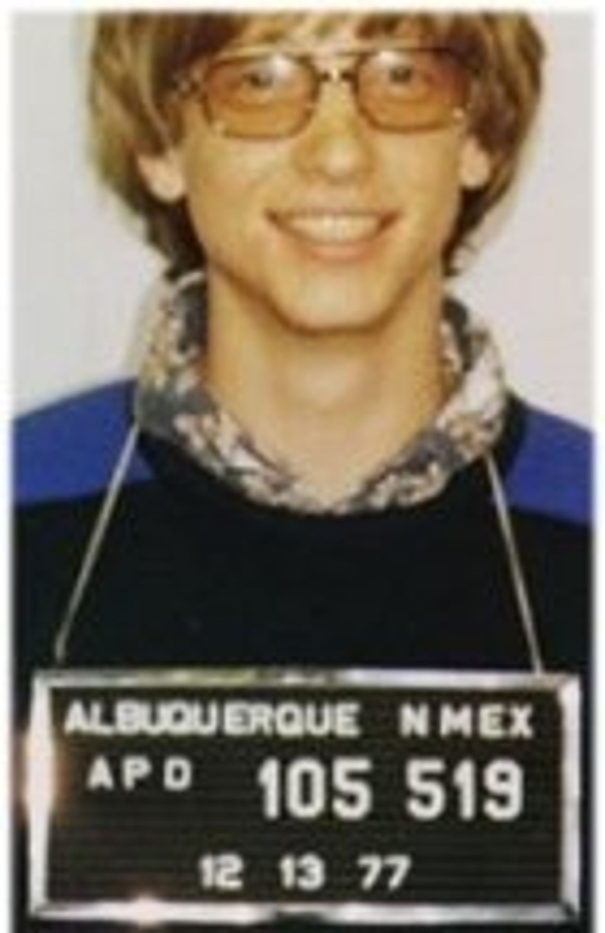 I mai 1977 ble Gates arrestert i New Mexico etter et trafikkuhell etter sigende forårsaket av høy fart. Dette bildet skal være autentisk.