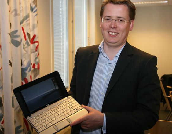 Stian Trosby, produktsjef for bærbare pc-er i Hewlett-Packard, viser frem selskapets nye ultraportable pc, HP 2133 Mini-note.