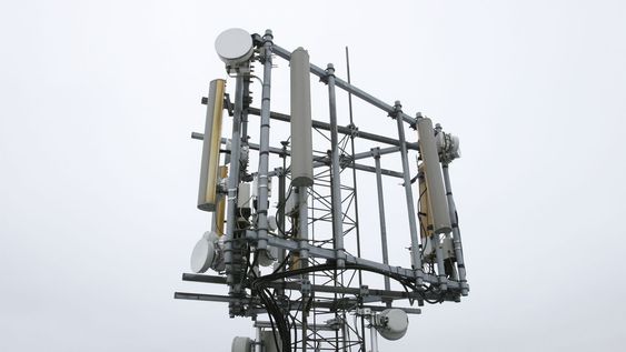 Basestasjoner må stå tett i byene for at alle skal få mobildekning. På Karl Johan står de bare 50 meter fra hverandre. (Bildet er av en annen basestasjon i utkanten av Oslo.)