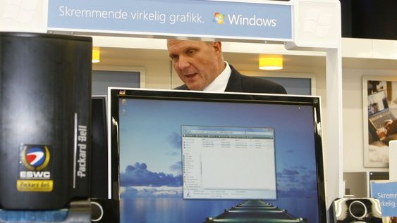 Steve Ballmer fikk en gjennomgang av Microsoft-ekspertene i Microsoft Concept Store