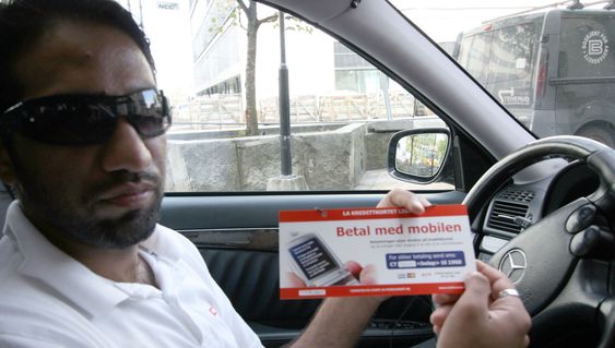 Taxisjåfør Maqsood Asi tror flere av kundene hans vil betale med mobiltelefonen.