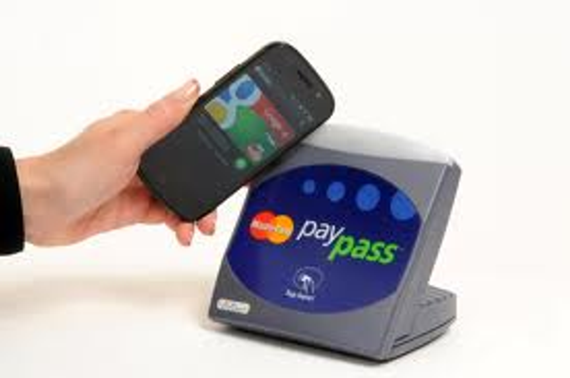Google Wallet bruker NFC: Du laster ned en app og oppretter en konto med navn, passord og kredittkortnummer. Når du skal betale sveiper du mobilen over butikkens NFC-terminal. Betalingsdata overføres direkte fra NFC-terminalen til banken.