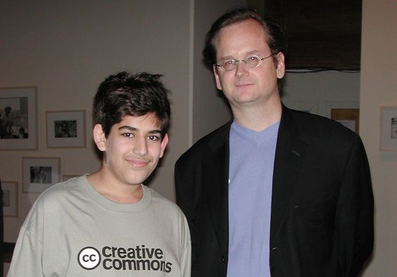 Aaron Swartz og jussprofessor Lawrence Lessig. Bildet er tatt på stiftelsesmøtet for Creative Commons i 2002, da Swartz var 15 år gammel og allerede en anerkjent teknologisk begavelse.
