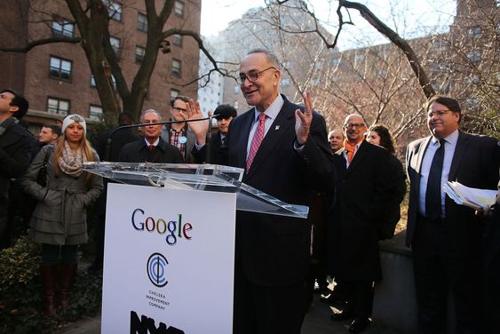 Google sponser det største utendørs WiFi-tilbudet i New York i samarbeid med byens myndigheter og den ideelle stiftelsen Chelsea Improvement Project.