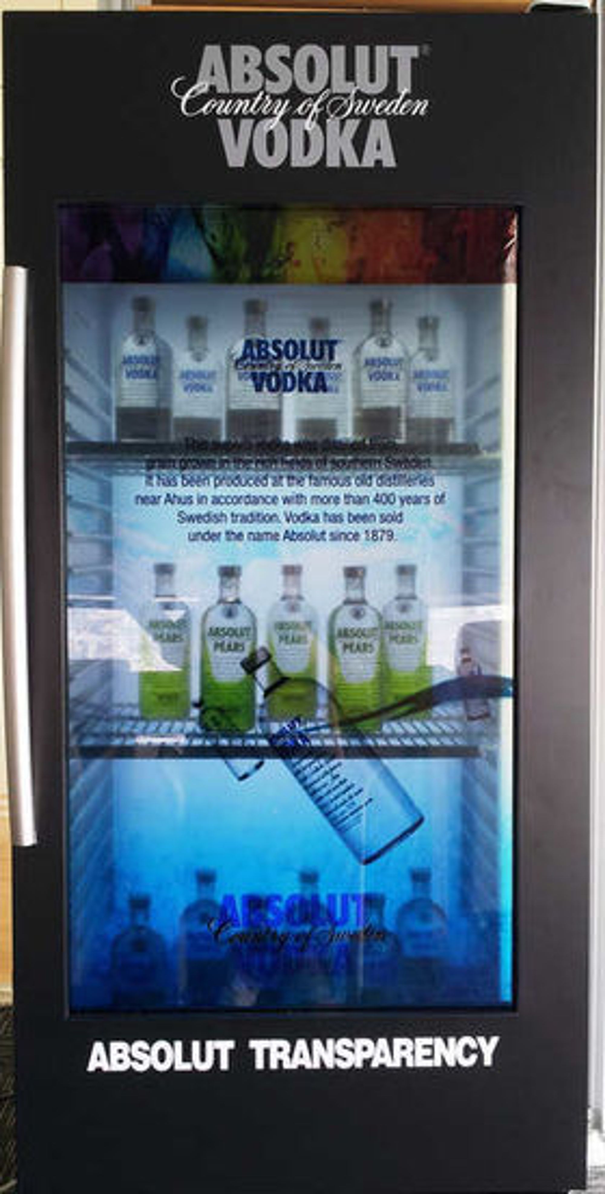 Kjøleskap utstyrt med Samsung Transparent Smart Window i døren.