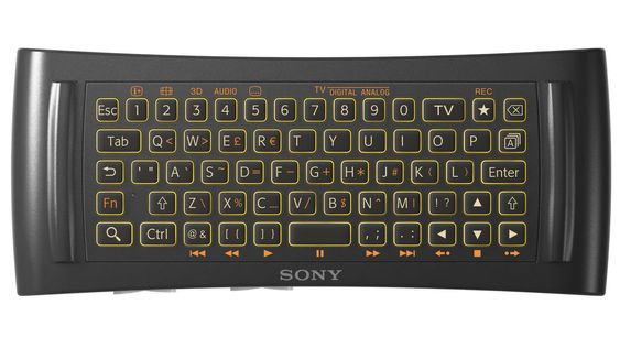 Fjernkontrollen Sony NSG-MR5 har QWERTY-tastatur på baksiden, noe som gjerne er en forutsetning for at smarte tv-løsninger skal kunne brukes optimalt.