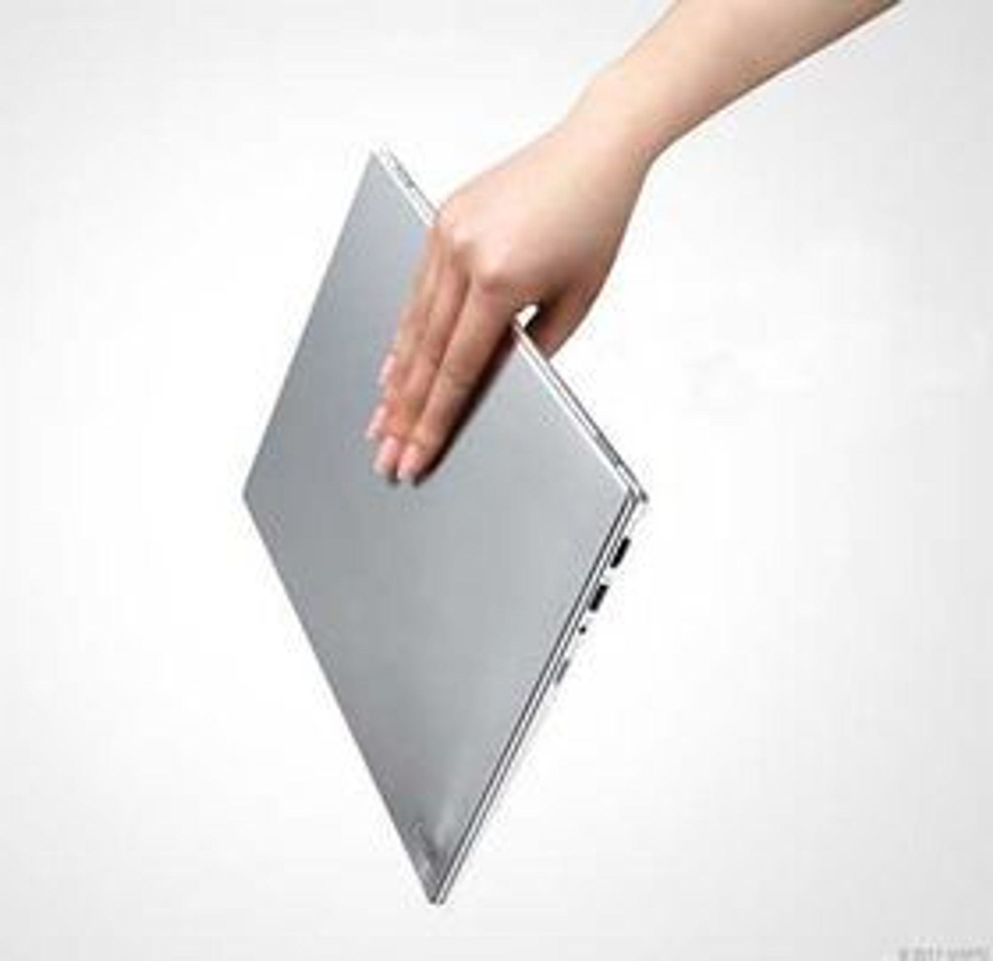 LG lanserte rett før CES sin nye Ultrabook z330. Den tynneste Core i7-maskinen i verden... 