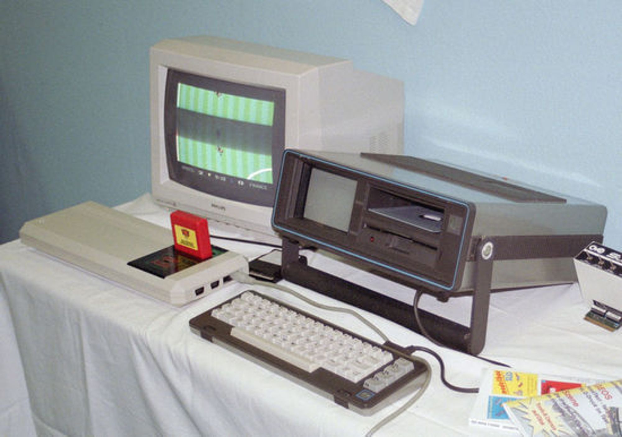 Spillkonsollen Commodore C64GS og den bærbare SX-64.