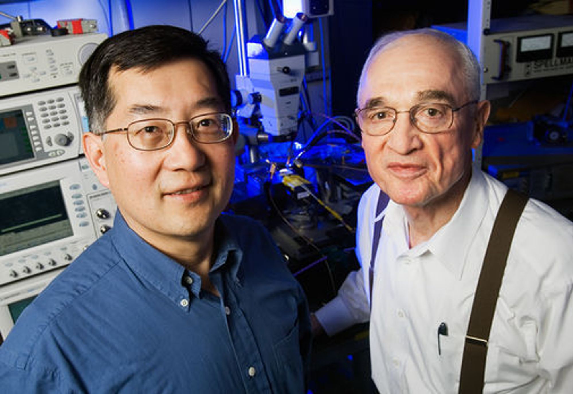 Professorene Milton Feng og Nick Holonyak Jr. ved University of Illinois.