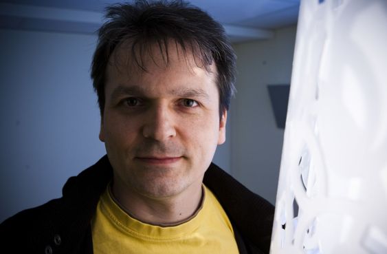 Frank Andrew Stevenson har 16 års fartstid som utvikler. Blant annet jobbet han i 12-13 som spillutvikler for Funcom. Nå er han utvikler for 3G-mobilprodusenten Kvaleberg. Kryptografi er en hobby. - Jeg er stort sett selvlært, sier han til digi.no.