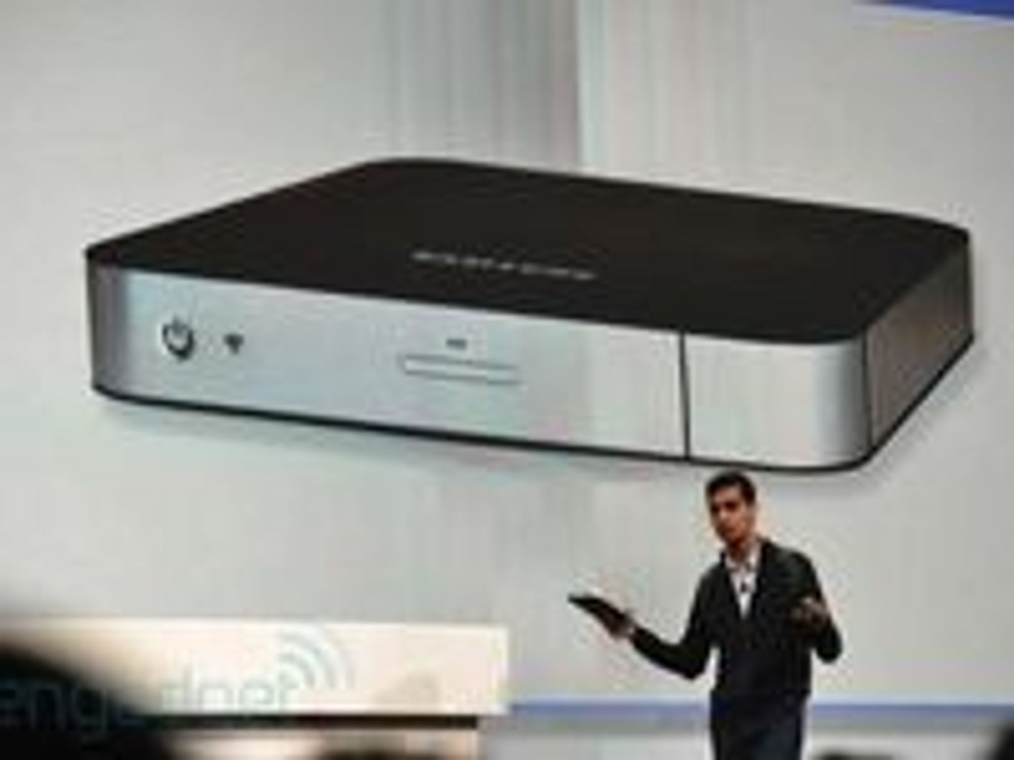Googles produktsjef Sundar Pichai viste et raskt bilde av en Chromebox fra Samsung.