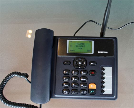 Denne telefonen fra Huawei ser ut som en fasttelefon - men er basert på mobilnettet. Telenor håper at de som sverger til fasttelefonen vil bruke denne istedet.