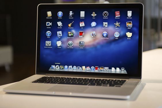 Skjermen på den nye MacBook Pro har klart å skvise inn 5 millioner piksler. Oppløsningen er dermed så god at det blotte øyet ikke klarer å skille pikslene fra hverandre.