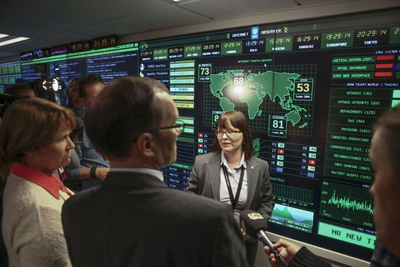 Grete Faremo og Espen Barth Eide fikk en rask innføring i hvordan operasjonssentralen til Norcert fungerer.