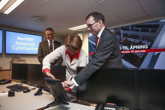 NorCERTs nye lokaler ble innviet av justisminister Grete Faremo og forsvarsminister Espen Barth Eide. Direktør for norsk sikkerhetsmyndighet, Kjetil Nilsen, bivånet den høytidlige knappetrykingen.