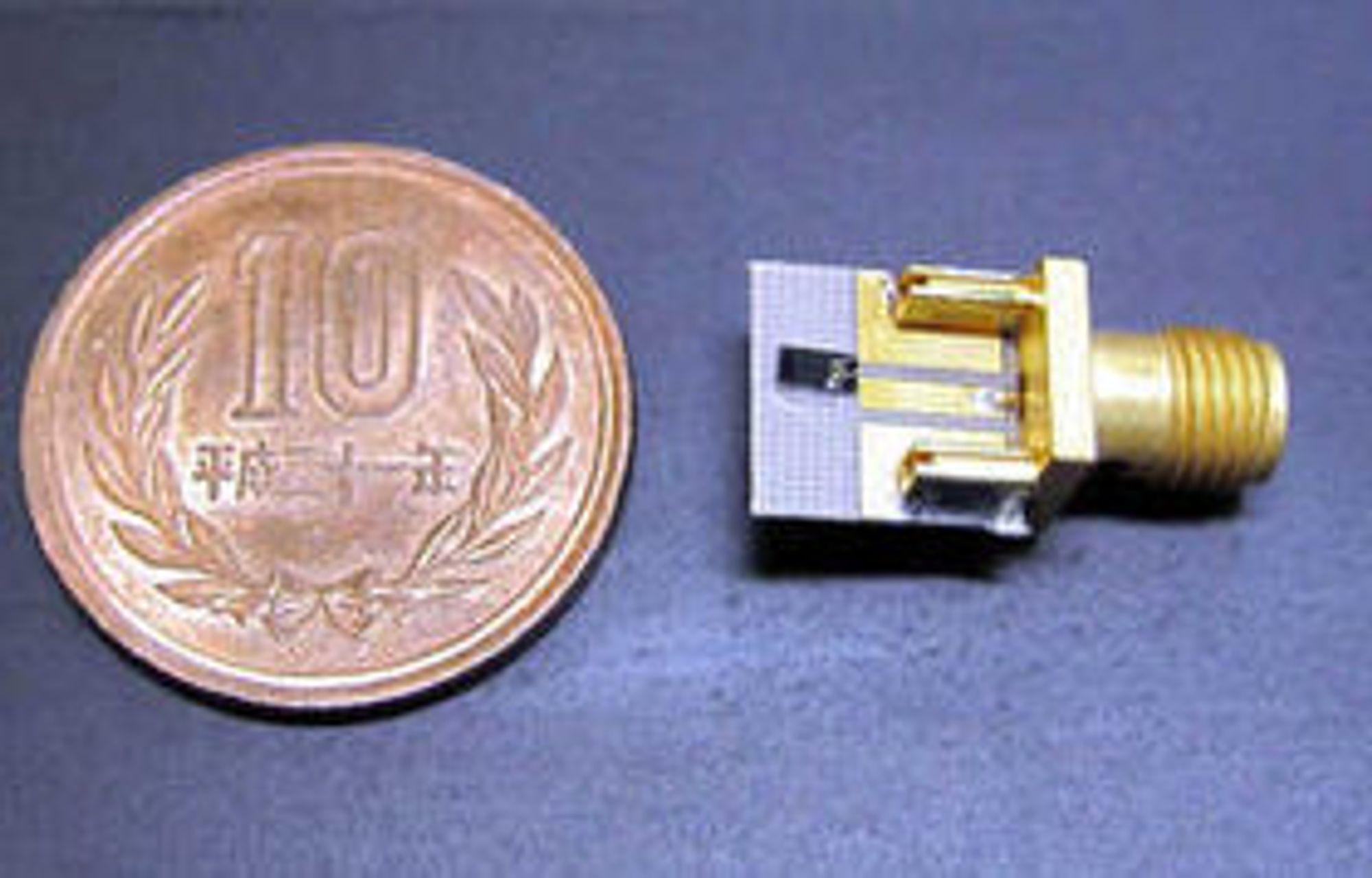 Dioden omtalt i artikkelen er en videreutvikling av den noe større (1,5 x 3,0 mm) dioden på bildet, som i fjor høst ble demonstrert av ROHM og Osaka University. Med denne dioden greide man å oppnå trådløse dataoverføring med en hastighet på 1,5 gigabit per sekund.