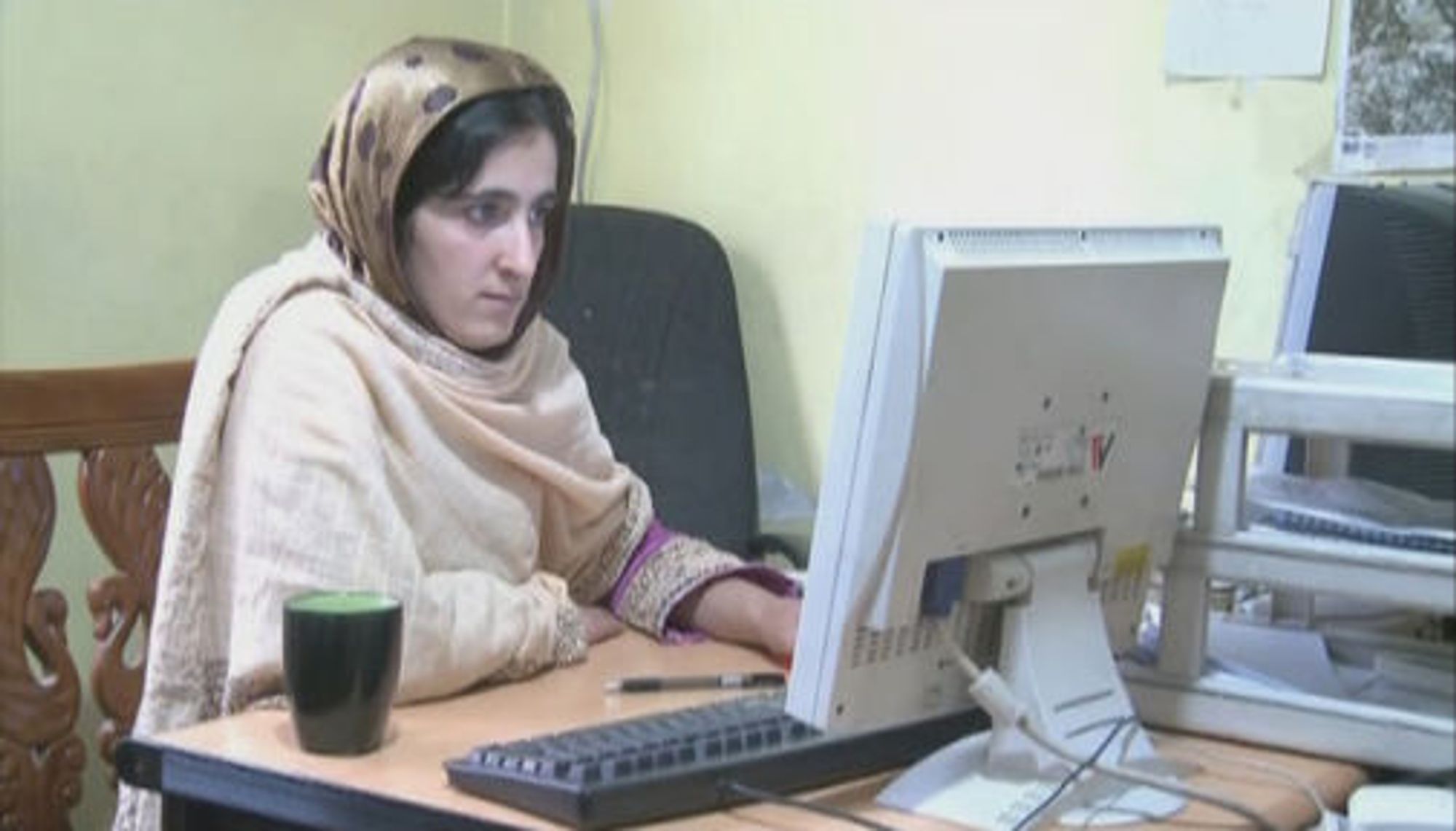 Noen mil fra områder hvor Taliban vansirer skolejenter, gir usensurert nettilgang en mulighet for normale studier og yrkesliv. (foto: Nato Channel)