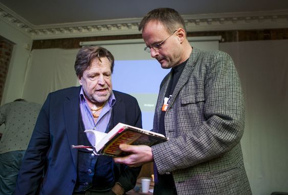 John Perry Barlow og Håkon Wium Lie har begge et sterkt forhold til boka Hackers: Heroes of the Computer Revolution, som Steven Levy utga i 1984. Boka ble utgitt på nytt, med oppdateringer, i 1994 og 2010.
