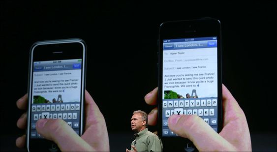 Hindret av design: På bildet presenterte Apples markedsdirektør Phill Schiller iPhone 5 (t.h). Telefonen er flaggskipet til Apple, men de klarer ikke produsere nok. Årsaken er design, mener de som setter sammen produktet.